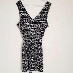 Wrapper Black and White Romper Geometric Pattern Sleeveless V Neck Matching Belt